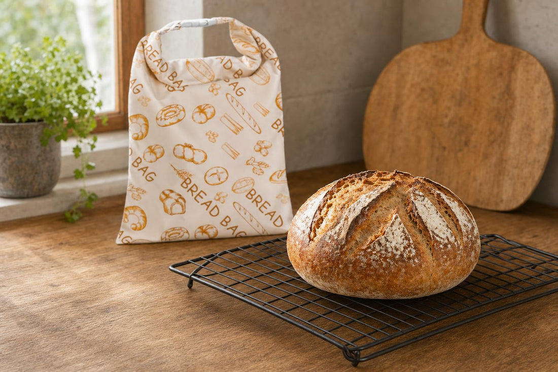 Nystekt snittet sourdough-boule på rist med Vokshus brødpose i bakgrunnen